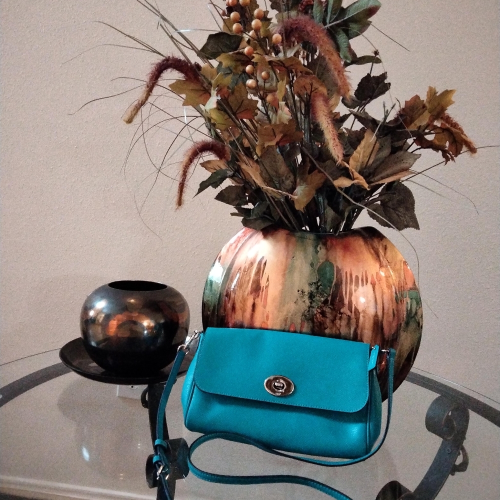 Coach Women's Green leather Inner outside Pockets Shoulder Crossbody Bag.